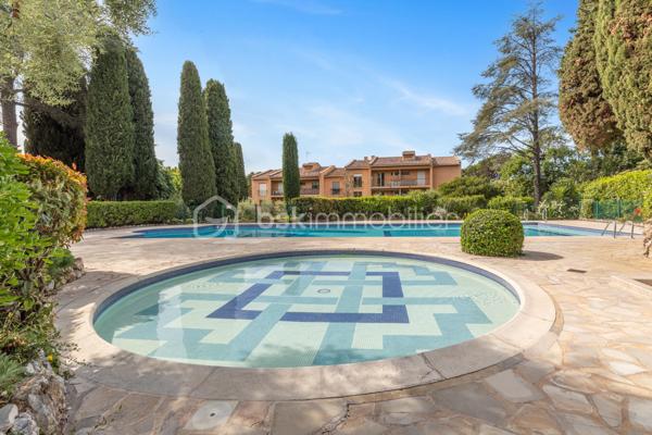 SOUS OFFRE **Exclusivité** 

Au sein d'une résidence sécurisée, très bien entretenue, à quelques minutes du centre de Vence, découvrez ce charmant appartement de 2 pièces d'environ 50 m2, orienté Sud, au calme absolu, situé au premier étage avec ascenseur. 

Son agencement est le suivant :
  - Un hall d’entrée avec grands placards pour un rangement pratique,
  - Une pièce de vie lumineuse ouvrant sur une loggia sans vis-à-vis, avec une vue agréable sur les jardins et la piscine, parfaite pour organiser des repas en extérieur,
  - Une chambre spacieuse avec des placards intégrés,
  - Une cuisine entièrement équipée disposant d'une loggia pour faciliter le quotidien,
  - Une salle de bains et un WC indépendant.

Un rafraîchissement intérieur permettra de personnaliser l’espace à son goût et de créer un intérieur unique.

Ses atouts supplémentaires sont :
  - Une cave accessible par l'ascenseur,
  - Une place de parking privée extérieure nominative,
  - Une magnifique piscine extérieure et des jardins entretenus en copropriété qui offrent un cadre de vie confortable,
  - Un terrain de boule et table de ping-pong pour les enfants.

Alliant calme, luminosité et accessibilité, cet appartement est une opportunité idéale pour un premier achat ou un investissement locatif. 

Située dans un quartier résidentiel paisible, la résidence bénéficie d’un accès facile et se situe à quelques minutes du centre ville avec ses commerces de proximité, ses supermarchés, ses écoles, ses pharmacies et transports en commun à moins de 10 minutes à pieds.
L'accès routiers est également simplifié :
    - À 5 minutes en voiture de la sortie Vence de l’autoroute A8 (Nice-Cannes),
    - À 20 minutes de Nice et de son aéroport international,
    - À 15 minutes de Cagnes-sur-Mer et de ses plages.

Informations pratiques : 
- Chauffage : Individuel électrique
- Taxe d’habitation : 988 euros
- Charges annuelles de copropriété :  1700 euros
- Nombre de lots en copropriété : 470 lots
- Procédure en cours : oui
- Location autorisée : Aucune restriction de location saisonnière pour le moment. Il est préférable d'opter pour de la location classique (meublé ou vide).

- Les honoraires d'agence sont à la charge du vendeur.
---
📞 Contactez-moi dès aujourd’hui pour une visite !
Je me ferai un plaisir de vous faire découvrir ce bien et de répondre à toutes vos questions.
Aurélia Jourdain - 06 62 82 17 02