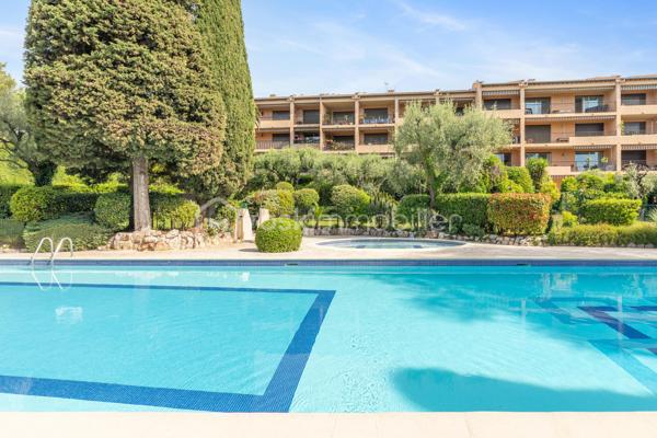SOUS OFFRE **Exclusivité** 

Au sein d'une résidence sécurisée, très bien entretenue, à quelques minutes du centre de Vence, découvrez ce charmant appartement de 2 pièces d'environ 50 m2, orienté Sud, au calme absolu, situé au premier étage avec ascenseur. 

Son agencement est le suivant :
  - Un hall d’entrée avec grands placards pour un rangement pratique,
  - Une pièce de vie lumineuse ouvrant sur une loggia sans vis-à-vis, avec une vue agréable sur les jardins et la piscine, parfaite pour organiser des repas en extérieur,
  - Une chambre spacieuse avec des placards intégrés,
  - Une cuisine entièrement équipée disposant d'une loggia pour faciliter le quotidien,
  - Une salle de bains et un WC indépendant.

Un rafraîchissement intérieur permettra de personnaliser l’espace à son goût et de créer un intérieur unique.

Ses atouts supplémentaires sont :
  - Une cave accessible par l'ascenseur,
  - Une place de parking privée extérieure nominative,
  - Une magnifique piscine extérieure et des jardins entretenus en copropriété qui offrent un cadre de vie confortable,
  - Un terrain de boule et table de ping-pong pour les enfants.

Alliant calme, luminosité et accessibilité, cet appartement est une opportunité idéale pour un premier achat ou un investissement locatif. 

Située dans un quartier résidentiel paisible, la résidence bénéficie d’un accès facile et se situe à quelques minutes du centre ville avec ses commerces de proximité, ses supermarchés, ses écoles, ses pharmacies et transports en commun à moins de 10 minutes à pieds.
L'accès routiers est également simplifié :
    - À 5 minutes en voiture de la sortie Vence de l’autoroute A8 (Nice-Cannes),
    - À 20 minutes de Nice et de son aéroport international,
    - À 15 minutes de Cagnes-sur-Mer et de ses plages.

Informations pratiques : 
- Chauffage : Individuel électrique
- Taxe d’habitation : 988 euros
- Charges annuelles de copropriété :  1700 euros
- Nombre de lots en copropriété : 470 lots
- Procédure en cours : oui
- Location autorisée : Aucune restriction de location saisonnière pour le moment. Il est préférable d'opter pour de la location classique (meublé ou vide).

- Les honoraires d'agence sont à la charge du vendeur.
---
📞 Contactez-moi dès aujourd’hui pour une visite !
Je me ferai un plaisir de vous faire découvrir ce bien et de répondre à toutes vos questions.
Aurélia Jourdain - 06 62 82 17 02