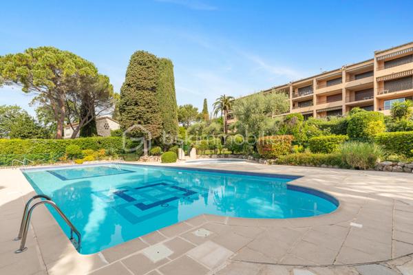SOUS OFFRE **Exclusivité** 

Au sein d'une résidence sécurisée, très bien entretenue, à quelques minutes du centre de Vence, découvrez ce charmant appartement de 2 pièces d'environ 50 m2, orienté Sud, au calme absolu, situé au premier étage avec ascenseur. 

Son agencement est le suivant :
  - Un hall d’entrée avec grands placards pour un rangement pratique,
  - Une pièce de vie lumineuse ouvrant sur une loggia sans vis-à-vis, avec une vue agréable sur les jardins et la piscine, parfaite pour organiser des repas en extérieur,
  - Une chambre spacieuse avec des placards intégrés,
  - Une cuisine entièrement équipée disposant d'une loggia pour faciliter le quotidien,
  - Une salle de bains et un WC indépendant.

Un rafraîchissement intérieur permettra de personnaliser l’espace à son goût et de créer un intérieur unique.

Ses atouts supplémentaires sont :
  - Une cave accessible par l'ascenseur,
  - Une place de parking privée extérieure nominative,
  - Une magnifique piscine extérieure et des jardins entretenus en copropriété qui offrent un cadre de vie confortable,
  - Un terrain de boule et table de ping-pong pour les enfants.

Alliant calme, luminosité et accessibilité, cet appartement est une opportunité idéale pour un premier achat ou un investissement locatif. 

Située dans un quartier résidentiel paisible, la résidence bénéficie d’un accès facile et se situe à quelques minutes du centre ville avec ses commerces de proximité, ses supermarchés, ses écoles, ses pharmacies et transports en commun à moins de 10 minutes à pieds.
L'accès routiers est également simplifié :
    - À 5 minutes en voiture de la sortie Vence de l’autoroute A8 (Nice-Cannes),
    - À 20 minutes de Nice et de son aéroport international,
    - À 15 minutes de Cagnes-sur-Mer et de ses plages.

Informations pratiques : 
- Chauffage : Individuel électrique
- Taxe d’habitation : 988 euros
- Charges annuelles de copropriété :  1700 euros
- Nombre de lots en copropriété : 470 lots
- Procédure en cours : oui
- Location autorisée : Aucune restriction de location saisonnière pour le moment. Il est préférable d'opter pour de la location classique (meublé ou vide).

- Les honoraires d'agence sont à la charge du vendeur.
---
📞 Contactez-moi dès aujourd’hui pour une visite !
Je me ferai un plaisir de vous faire découvrir ce bien et de répondre à toutes vos questions.
Aurélia Jourdain - 06 62 82 17 02