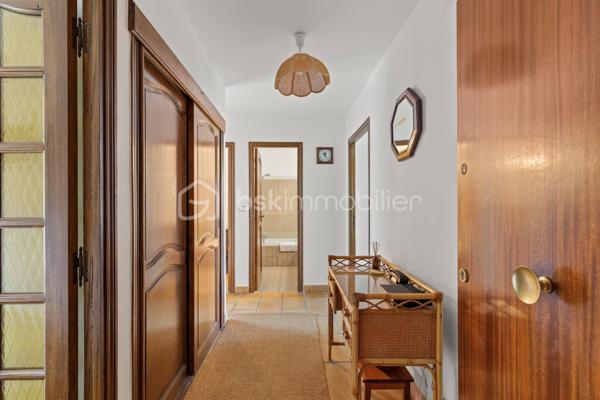 SOUS OFFRE **Exclusivité** 

Au sein d'une résidence sécurisée, très bien entretenue, à quelques minutes du centre de Vence, découvrez ce charmant appartement de 2 pièces d'environ 50 m2, orienté Sud, au calme absolu, situé au premier étage avec ascenseur. 

Son agencement est le suivant :
  - Un hall d’entrée avec grands placards pour un rangement pratique,
  - Une pièce de vie lumineuse ouvrant sur une loggia sans vis-à-vis, avec une vue agréable sur les jardins et la piscine, parfaite pour organiser des repas en extérieur,
  - Une chambre spacieuse avec des placards intégrés,
  - Une cuisine entièrement équipée disposant d'une loggia pour faciliter le quotidien,
  - Une salle de bains et un WC indépendant.

Un rafraîchissement intérieur permettra de personnaliser l’espace à son goût et de créer un intérieur unique.

Ses atouts supplémentaires sont :
  - Une cave accessible par l'ascenseur,
  - Une place de parking privée extérieure nominative,
  - Une magnifique piscine extérieure et des jardins entretenus en copropriété qui offrent un cadre de vie confortable,
  - Un terrain de boule et table de ping-pong pour les enfants.

Alliant calme, luminosité et accessibilité, cet appartement est une opportunité idéale pour un premier achat ou un investissement locatif. 

Située dans un quartier résidentiel paisible, la résidence bénéficie d’un accès facile et se situe à quelques minutes du centre ville avec ses commerces de proximité, ses supermarchés, ses écoles, ses pharmacies et transports en commun à moins de 10 minutes à pieds.
L'accès routiers est également simplifié :
    - À 5 minutes en voiture de la sortie Vence de l’autoroute A8 (Nice-Cannes),
    - À 20 minutes de Nice et de son aéroport international,
    - À 15 minutes de Cagnes-sur-Mer et de ses plages.

Informations pratiques : 
- Chauffage : Individuel électrique
- Taxe d’habitation : 988 euros
- Charges annuelles de copropriété :  1700 euros
- Nombre de lots en copropriété : 470 lots
- Procédure en cours : oui
- Location autorisée : Aucune restriction de location saisonnière pour le moment. Il est préférable d'opter pour de la location classique (meublé ou vide).

- Les honoraires d'agence sont à la charge du vendeur.
---
📞 Contactez-moi dès aujourd’hui pour une visite !
Je me ferai un plaisir de vous faire découvrir ce bien et de répondre à toutes vos questions.
Aurélia Jourdain - 06 62 82 17 02