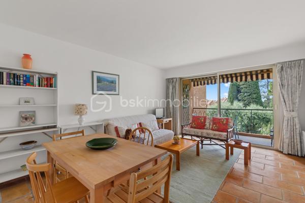 SOUS OFFRE **Exclusivité** 

Au sein d'une résidence sécurisée, très bien entretenue, à quelques minutes du centre de Vence, découvrez ce charmant appartement de 2 pièces d'environ 50 m2, orienté Sud, au calme absolu, situé au premier étage avec ascenseur. 

Son agencement est le suivant :
  - Un hall d’entrée avec grands placards pour un rangement pratique,
  - Une pièce de vie lumineuse ouvrant sur une loggia sans vis-à-vis, avec une vue agréable sur les jardins et la piscine, parfaite pour organiser des repas en extérieur,
  - Une chambre spacieuse avec des placards intégrés,
  - Une cuisine entièrement équipée disposant d'une loggia pour faciliter le quotidien,
  - Une salle de bains et un WC indépendant.

Un rafraîchissement intérieur permettra de personnaliser l’espace à son goût et de créer un intérieur unique.

Ses atouts supplémentaires sont :
  - Une cave accessible par l'ascenseur,
  - Une place de parking privée extérieure nominative,
  - Une magnifique piscine extérieure et des jardins entretenus en copropriété qui offrent un cadre de vie confortable,
  - Un terrain de boule et table de ping-pong pour les enfants.

Alliant calme, luminosité et accessibilité, cet appartement est une opportunité idéale pour un premier achat ou un investissement locatif. 

Située dans un quartier résidentiel paisible, la résidence bénéficie d’un accès facile et se situe à quelques minutes du centre ville avec ses commerces de proximité, ses supermarchés, ses écoles, ses pharmacies et transports en commun à moins de 10 minutes à pieds.
L'accès routiers est également simplifié :
    - À 5 minutes en voiture de la sortie Vence de l’autoroute A8 (Nice-Cannes),
    - À 20 minutes de Nice et de son aéroport international,
    - À 15 minutes de Cagnes-sur-Mer et de ses plages.

Informations pratiques : 
- Chauffage : Individuel électrique
- Taxe d’habitation : 988 euros
- Charges annuelles de copropriété :  1700 euros
- Nombre de lots en copropriété : 470 lots
- Procédure en cours : oui
- Location autorisée : Aucune restriction de location saisonnière pour le moment. Il est préférable d'opter pour de la location classique (meublé ou vide).

- Les honoraires d'agence sont à la charge du vendeur.
---
📞 Contactez-moi dès aujourd’hui pour une visite !
Je me ferai un plaisir de vous faire découvrir ce bien et de répondre à toutes vos questions.
Aurélia Jourdain - 06 62 82 17 02