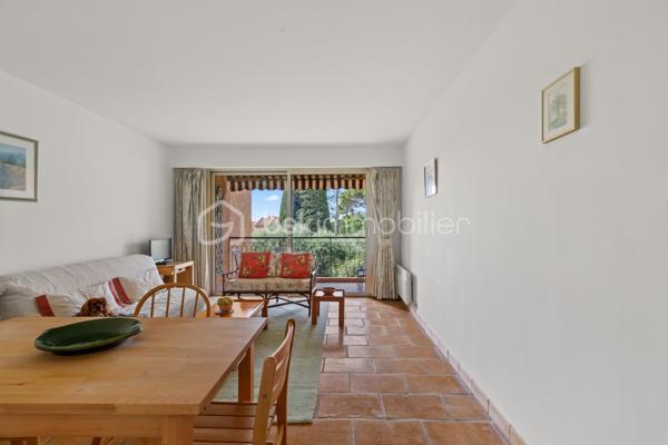 SOUS OFFRE **Exclusivité** 

Au sein d'une résidence sécurisée, très bien entretenue, à quelques minutes du centre de Vence, découvrez ce charmant appartement de 2 pièces d'environ 50 m2, orienté Sud, au calme absolu, situé au premier étage avec ascenseur. 

Son agencement est le suivant :
  - Un hall d’entrée avec grands placards pour un rangement pratique,
  - Une pièce de vie lumineuse ouvrant sur une loggia sans vis-à-vis, avec une vue agréable sur les jardins et la piscine, parfaite pour organiser des repas en extérieur,
  - Une chambre spacieuse avec des placards intégrés,
  - Une cuisine entièrement équipée disposant d'une loggia pour faciliter le quotidien,
  - Une salle de bains et un WC indépendant.

Un rafraîchissement intérieur permettra de personnaliser l’espace à son goût et de créer un intérieur unique.

Ses atouts supplémentaires sont :
  - Une cave accessible par l'ascenseur,
  - Une place de parking privée extérieure nominative,
  - Une magnifique piscine extérieure et des jardins entretenus en copropriété qui offrent un cadre de vie confortable,
  - Un terrain de boule et table de ping-pong pour les enfants.

Alliant calme, luminosité et accessibilité, cet appartement est une opportunité idéale pour un premier achat ou un investissement locatif. 

Située dans un quartier résidentiel paisible, la résidence bénéficie d’un accès facile et se situe à quelques minutes du centre ville avec ses commerces de proximité, ses supermarchés, ses écoles, ses pharmacies et transports en commun à moins de 10 minutes à pieds.
L'accès routiers est également simplifié :
    - À 5 minutes en voiture de la sortie Vence de l’autoroute A8 (Nice-Cannes),
    - À 20 minutes de Nice et de son aéroport international,
    - À 15 minutes de Cagnes-sur-Mer et de ses plages.

Informations pratiques : 
- Chauffage : Individuel électrique
- Taxe d’habitation : 988 euros
- Charges annuelles de copropriété :  1700 euros
- Nombre de lots en copropriété : 470 lots
- Procédure en cours : oui
- Location autorisée : Aucune restriction de location saisonnière pour le moment. Il est préférable d'opter pour de la location classique (meublé ou vide).

- Les honoraires d'agence sont à la charge du vendeur.
---
📞 Contactez-moi dès aujourd’hui pour une visite !
Je me ferai un plaisir de vous faire découvrir ce bien et de répondre à toutes vos questions.
Aurélia Jourdain - 06 62 82 17 02