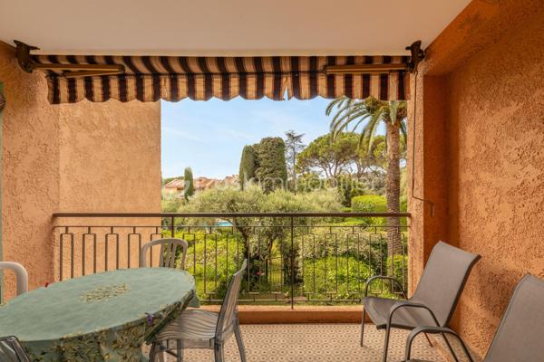 SOUS OFFRE **Exclusivité** 

Au sein d'une résidence sécurisée, très bien entretenue, à quelques minutes du centre de Vence, découvrez ce charmant appartement de 2 pièces d'environ 50 m2, orienté Sud, au calme absolu, situé au premier étage avec ascenseur. 

Son agencement est le suivant :
  - Un hall d’entrée avec grands placards pour un rangement pratique,
  - Une pièce de vie lumineuse ouvrant sur une loggia sans vis-à-vis, avec une vue agréable sur les jardins et la piscine, parfaite pour organiser des repas en extérieur,
  - Une chambre spacieuse avec des placards intégrés,
  - Une cuisine entièrement équipée disposant d'une loggia pour faciliter le quotidien,
  - Une salle de bains et un WC indépendant.

Un rafraîchissement intérieur permettra de personnaliser l’espace à son goût et de créer un intérieur unique.

Ses atouts supplémentaires sont :
  - Une cave accessible par l'ascenseur,
  - Une place de parking privée extérieure nominative,
  - Une magnifique piscine extérieure et des jardins entretenus en copropriété qui offrent un cadre de vie confortable,
  - Un terrain de boule et table de ping-pong pour les enfants.

Alliant calme, luminosité et accessibilité, cet appartement est une opportunité idéale pour un premier achat ou un investissement locatif. 

Située dans un quartier résidentiel paisible, la résidence bénéficie d’un accès facile et se situe à quelques minutes du centre ville avec ses commerces de proximité, ses supermarchés, ses écoles, ses pharmacies et transports en commun à moins de 10 minutes à pieds.
L'accès routiers est également simplifié :
    - À 5 minutes en voiture de la sortie Vence de l’autoroute A8 (Nice-Cannes),
    - À 20 minutes de Nice et de son aéroport international,
    - À 15 minutes de Cagnes-sur-Mer et de ses plages.

Informations pratiques : 
- Chauffage : Individuel électrique
- Taxe d’habitation : 988 euros
- Charges annuelles de copropriété :  1700 euros
- Nombre de lots en copropriété : 470 lots
- Procédure en cours : oui
- Location autorisée : Aucune restriction de location saisonnière pour le moment. Il est préférable d'opter pour de la location classique (meublé ou vide).

- Les honoraires d'agence sont à la charge du vendeur.
---
📞 Contactez-moi dès aujourd’hui pour une visite !
Je me ferai un plaisir de vous faire découvrir ce bien et de répondre à toutes vos questions.
Aurélia Jourdain - 06 62 82 17 02