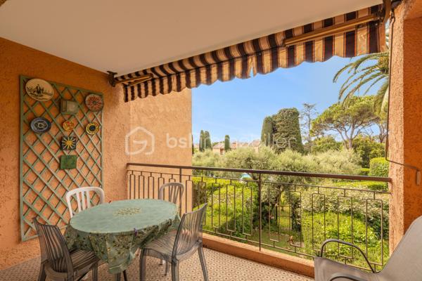 SOUS OFFRE **Exclusivité** 

Au sein d'une résidence sécurisée, très bien entretenue, à quelques minutes du centre de Vence, découvrez ce charmant appartement de 2 pièces d'environ 50 m2, orienté Sud, au calme absolu, situé au premier étage avec ascenseur. 

Son agencement est le suivant :
  - Un hall d’entrée avec grands placards pour un rangement pratique,
  - Une pièce de vie lumineuse ouvrant sur une loggia sans vis-à-vis, avec une vue agréable sur les jardins et la piscine, parfaite pour organiser des repas en extérieur,
  - Une chambre spacieuse avec des placards intégrés,
  - Une cuisine entièrement équipée disposant d'une loggia pour faciliter le quotidien,
  - Une salle de bains et un WC indépendant.

Un rafraîchissement intérieur permettra de personnaliser l’espace à son goût et de créer un intérieur unique.

Ses atouts supplémentaires sont :
  - Une cave accessible par l'ascenseur,
  - Une place de parking privée extérieure nominative,
  - Une magnifique piscine extérieure et des jardins entretenus en copropriété qui offrent un cadre de vie confortable,
  - Un terrain de boule et table de ping-pong pour les enfants.

Alliant calme, luminosité et accessibilité, cet appartement est une opportunité idéale pour un premier achat ou un investissement locatif. 

Située dans un quartier résidentiel paisible, la résidence bénéficie d’un accès facile et se situe à quelques minutes du centre ville avec ses commerces de proximité, ses supermarchés, ses écoles, ses pharmacies et transports en commun à moins de 10 minutes à pieds.
L'accès routiers est également simplifié :
    - À 5 minutes en voiture de la sortie Vence de l’autoroute A8 (Nice-Cannes),
    - À 20 minutes de Nice et de son aéroport international,
    - À 15 minutes de Cagnes-sur-Mer et de ses plages.

Informations pratiques : 
- Chauffage : Individuel électrique
- Taxe d’habitation : 988 euros
- Charges annuelles de copropriété :  1700 euros
- Nombre de lots en copropriété : 470 lots
- Procédure en cours : oui
- Location autorisée : Aucune restriction de location saisonnière pour le moment. Il est préférable d'opter pour de la location classique (meublé ou vide).

- Les honoraires d'agence sont à la charge du vendeur.
---
📞 Contactez-moi dès aujourd’hui pour une visite !
Je me ferai un plaisir de vous faire découvrir ce bien et de répondre à toutes vos questions.
Aurélia Jourdain - 06 62 82 17 02