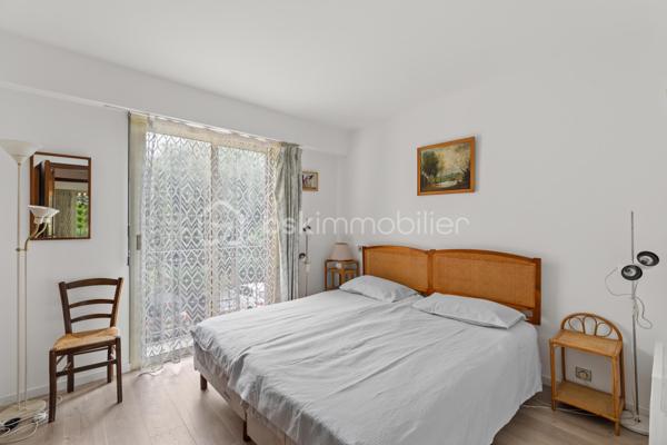 SOUS OFFRE **Exclusivité** 

Au sein d'une résidence sécurisée, très bien entretenue, à quelques minutes du centre de Vence, découvrez ce charmant appartement de 2 pièces d'environ 50 m2, orienté Sud, au calme absolu, situé au premier étage avec ascenseur. 

Son agencement est le suivant :
  - Un hall d’entrée avec grands placards pour un rangement pratique,
  - Une pièce de vie lumineuse ouvrant sur une loggia sans vis-à-vis, avec une vue agréable sur les jardins et la piscine, parfaite pour organiser des repas en extérieur,
  - Une chambre spacieuse avec des placards intégrés,
  - Une cuisine entièrement équipée disposant d'une loggia pour faciliter le quotidien,
  - Une salle de bains et un WC indépendant.

Un rafraîchissement intérieur permettra de personnaliser l’espace à son goût et de créer un intérieur unique.

Ses atouts supplémentaires sont :
  - Une cave accessible par l'ascenseur,
  - Une place de parking privée extérieure nominative,
  - Une magnifique piscine extérieure et des jardins entretenus en copropriété qui offrent un cadre de vie confortable,
  - Un terrain de boule et table de ping-pong pour les enfants.

Alliant calme, luminosité et accessibilité, cet appartement est une opportunité idéale pour un premier achat ou un investissement locatif. 

Située dans un quartier résidentiel paisible, la résidence bénéficie d’un accès facile et se situe à quelques minutes du centre ville avec ses commerces de proximité, ses supermarchés, ses écoles, ses pharmacies et transports en commun à moins de 10 minutes à pieds.
L'accès routiers est également simplifié :
    - À 5 minutes en voiture de la sortie Vence de l’autoroute A8 (Nice-Cannes),
    - À 20 minutes de Nice et de son aéroport international,
    - À 15 minutes de Cagnes-sur-Mer et de ses plages.

Informations pratiques : 
- Chauffage : Individuel électrique
- Taxe d’habitation : 988 euros
- Charges annuelles de copropriété :  1700 euros
- Nombre de lots en copropriété : 470 lots
- Procédure en cours : oui
- Location autorisée : Aucune restriction de location saisonnière pour le moment. Il est préférable d'opter pour de la location classique (meublé ou vide).

- Les honoraires d'agence sont à la charge du vendeur.
---
📞 Contactez-moi dès aujourd’hui pour une visite !
Je me ferai un plaisir de vous faire découvrir ce bien et de répondre à toutes vos questions.
Aurélia Jourdain - 06 62 82 17 02