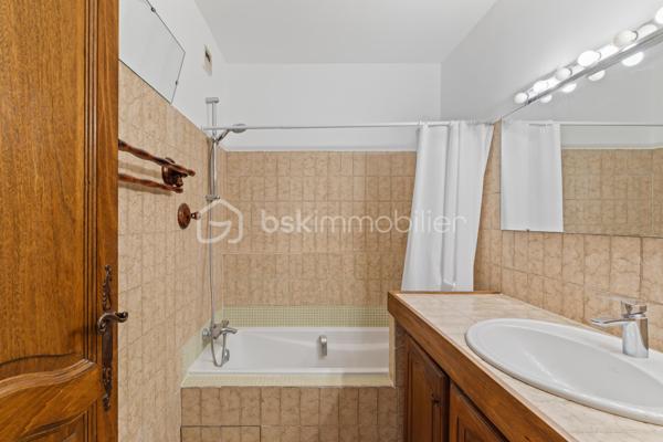SOUS OFFRE **Exclusivité** 

Au sein d'une résidence sécurisée, très bien entretenue, à quelques minutes du centre de Vence, découvrez ce charmant appartement de 2 pièces d'environ 50 m2, orienté Sud, au calme absolu, situé au premier étage avec ascenseur. 

Son agencement est le suivant :
  - Un hall d’entrée avec grands placards pour un rangement pratique,
  - Une pièce de vie lumineuse ouvrant sur une loggia sans vis-à-vis, avec une vue agréable sur les jardins et la piscine, parfaite pour organiser des repas en extérieur,
  - Une chambre spacieuse avec des placards intégrés,
  - Une cuisine entièrement équipée disposant d'une loggia pour faciliter le quotidien,
  - Une salle de bains et un WC indépendant.

Un rafraîchissement intérieur permettra de personnaliser l’espace à son goût et de créer un intérieur unique.

Ses atouts supplémentaires sont :
  - Une cave accessible par l'ascenseur,
  - Une place de parking privée extérieure nominative,
  - Une magnifique piscine extérieure et des jardins entretenus en copropriété qui offrent un cadre de vie confortable,
  - Un terrain de boule et table de ping-pong pour les enfants.

Alliant calme, luminosité et accessibilité, cet appartement est une opportunité idéale pour un premier achat ou un investissement locatif. 

Située dans un quartier résidentiel paisible, la résidence bénéficie d’un accès facile et se situe à quelques minutes du centre ville avec ses commerces de proximité, ses supermarchés, ses écoles, ses pharmacies et transports en commun à moins de 10 minutes à pieds.
L'accès routiers est également simplifié :
    - À 5 minutes en voiture de la sortie Vence de l’autoroute A8 (Nice-Cannes),
    - À 20 minutes de Nice et de son aéroport international,
    - À 15 minutes de Cagnes-sur-Mer et de ses plages.

Informations pratiques : 
- Chauffage : Individuel électrique
- Taxe d’habitation : 988 euros
- Charges annuelles de copropriété :  1700 euros
- Nombre de lots en copropriété : 470 lots
- Procédure en cours : oui
- Location autorisée : Aucune restriction de location saisonnière pour le moment. Il est préférable d'opter pour de la location classique (meublé ou vide).

- Les honoraires d'agence sont à la charge du vendeur.
---
📞 Contactez-moi dès aujourd’hui pour une visite !
Je me ferai un plaisir de vous faire découvrir ce bien et de répondre à toutes vos questions.
Aurélia Jourdain - 06 62 82 17 02