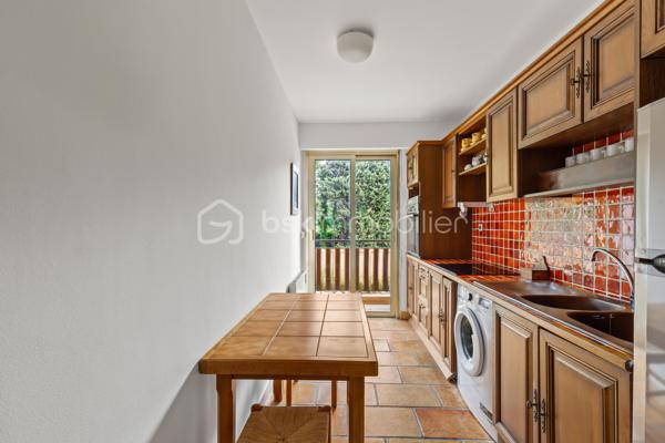 SOUS OFFRE **Exclusivité** 

Au sein d'une résidence sécurisée, très bien entretenue, à quelques minutes du centre de Vence, découvrez ce charmant appartement de 2 pièces d'environ 50 m2, orienté Sud, au calme absolu, situé au premier étage avec ascenseur. 

Son agencement est le suivant :
  - Un hall d’entrée avec grands placards pour un rangement pratique,
  - Une pièce de vie lumineuse ouvrant sur une loggia sans vis-à-vis, avec une vue agréable sur les jardins et la piscine, parfaite pour organiser des repas en extérieur,
  - Une chambre spacieuse avec des placards intégrés,
  - Une cuisine entièrement équipée disposant d'une loggia pour faciliter le quotidien,
  - Une salle de bains et un WC indépendant.

Un rafraîchissement intérieur permettra de personnaliser l’espace à son goût et de créer un intérieur unique.

Ses atouts supplémentaires sont :
  - Une cave accessible par l'ascenseur,
  - Une place de parking privée extérieure nominative,
  - Une magnifique piscine extérieure et des jardins entretenus en copropriété qui offrent un cadre de vie confortable,
  - Un terrain de boule et table de ping-pong pour les enfants.

Alliant calme, luminosité et accessibilité, cet appartement est une opportunité idéale pour un premier achat ou un investissement locatif. 

Située dans un quartier résidentiel paisible, la résidence bénéficie d’un accès facile et se situe à quelques minutes du centre ville avec ses commerces de proximité, ses supermarchés, ses écoles, ses pharmacies et transports en commun à moins de 10 minutes à pieds.
L'accès routiers est également simplifié :
    - À 5 minutes en voiture de la sortie Vence de l’autoroute A8 (Nice-Cannes),
    - À 20 minutes de Nice et de son aéroport international,
    - À 15 minutes de Cagnes-sur-Mer et de ses plages.

Informations pratiques : 
- Chauffage : Individuel électrique
- Taxe d’habitation : 988 euros
- Charges annuelles de copropriété :  1700 euros
- Nombre de lots en copropriété : 470 lots
- Procédure en cours : oui
- Location autorisée : Aucune restriction de location saisonnière pour le moment. Il est préférable d'opter pour de la location classique (meublé ou vide).

- Les honoraires d'agence sont à la charge du vendeur.
---
📞 Contactez-moi dès aujourd’hui pour une visite !
Je me ferai un plaisir de vous faire découvrir ce bien et de répondre à toutes vos questions.
Aurélia Jourdain - 06 62 82 17 02