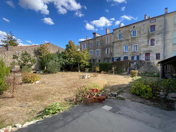 230 m², des volumes rares au cœur d’un village vivant