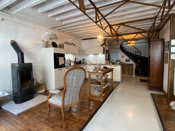 230 m², des volumes rares au cœur d’un village vivant