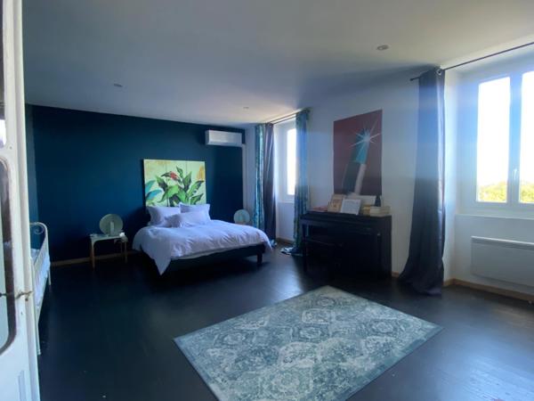 230 m², des volumes rares au cœur d’un village vivant