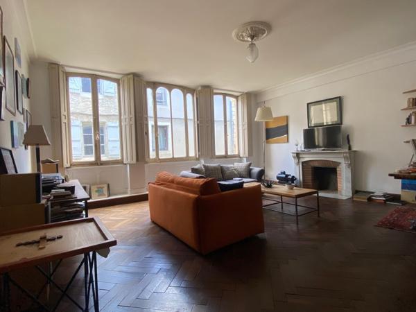 230 m², des volumes rares au cœur d’un village vivant