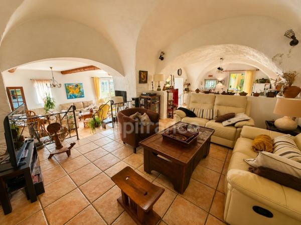 Propriété à vendre 8 pièces 274 m2 sur 1 hectare PERTUIS (84)