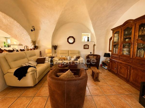 Propriété à vendre 8 pièces 274 m2 sur 1 hectare PERTUIS (84)