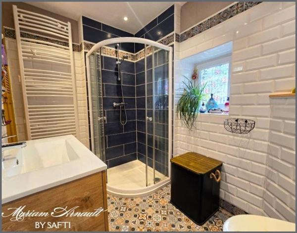 Maison en pierre 250 m² avec grange et dépendance