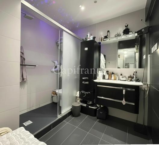 Appartement T2 de 69 m², dernier étage avec balcons, cave et garage locatif – Hypercentre Aix-les-Bains (73)