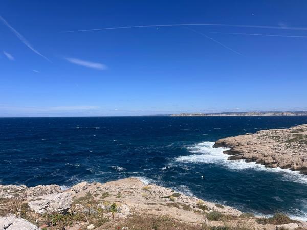 LES GOUDES 13008 – TERRAIN À BÂTIR AVEC VUE MER ET COLLINES