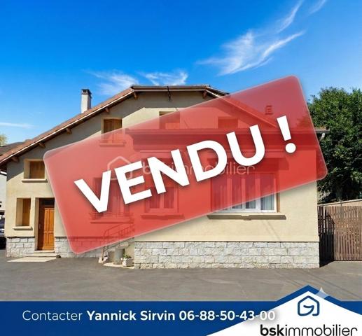 En Exclusivité!
Édifiée sur une belle parcelle de 588 m², cette maison des années 1960 déploie une généreuse surface habitable de 156 m². Elle se distingue par ses volumes optimisés, sa belle hauteur sous plafond ainsi qu'une luminosité remarquable. Un bien sain et parfaitement entretenu, idéal pour une famille.
Composition du bien :
Au rez-de-jardin :
Espace de vie : Une magnifique et vaste pièce de vie lumineuse de 55 m². Le grand salon-séjour accueille une cuisine semi-ouverte, créant un espace convivial et traversant. Cette pièce s'ouvre directement sur une agréable terrasse, parfaite pour les beaux jours, donnant elle-même sur un grand jardin plat de 584 m².
Espace nuit & bureau : Une belle chambre parentale de 15 m², une salle d'eau spacieuse, un WC indépendant ainsi qu'un bureau idéal pour le télétravail.
À l’étage :
L'espace nuit supérieur comprend 3 chambres confortables, dont une suite majeure de 20 m².
Une salle de bain fonctionnelle équipée d'une baignoire et un second WC indépendant complètent ce niveau, ainsi qu'un second espace bureau ou dressing.
Au sous-sol :
Une cave volumineuse, saine, offrant un bel espace de stockage ou de conservation.
Atouts techniques & Prestations :
Gros œuvre : Structure  saine avec une toiture en très bon état général.
Menuiseries : Fenêtres en PVC équipées de double vitrage pour un meilleur confort thermique et acoustique.
Système de chauffage : Fioul.
Environnement et potentiel :
Bien que la maison soit parfaitement propre et habitable immédiatement, des travaux de rafraîchissement et de remise au goût du jour sont à prévoir pour exploiter tout son potentiel.
La maison se situe rue du Canal, à proximité immédiate de la minoterie. Cette situation géographique spécifique justifie un prix de vente particulièrement compétitif, tout en laissant une marge de négociation raisonnable pour les futurs acquéreurs.
Une opportunité rare sur le secteur pour les amoureux de volumes et de grands jardins !