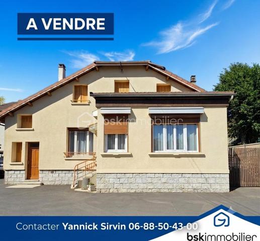 En Exclusivité!
Édifiée sur une belle parcelle de 588 m², cette maison des années 1960 déploie une généreuse surface habitable de 156 m². Elle se distingue par ses volumes optimisés, sa belle hauteur sous plafond ainsi qu'une luminosité remarquable. Un bien sain et parfaitement entretenu, idéal pour une famille.
Composition du bien :
Au rez-de-jardin :
Espace de vie : Une magnifique et vaste pièce de vie lumineuse de 55 m². Le grand salon-séjour accueille une cuisine semi-ouverte, créant un espace convivial et traversant. Cette pièce s'ouvre directement sur une agréable terrasse, parfaite pour les beaux jours, donnant elle-même sur un grand jardin plat de 584 m².
Espace nuit & bureau : Une belle chambre parentale de 15 m², une salle d'eau spacieuse, un WC indépendant ainsi qu'un bureau idéal pour le télétravail.
À l’étage :
L'espace nuit supérieur comprend 3 chambres confortables, dont une suite majeure de 20 m².
Une salle de bain fonctionnelle équipée d'une baignoire et un second WC indépendant complètent ce niveau, ainsi qu'un second espace bureau ou dressing.
Au sous-sol :
Une cave volumineuse, saine, offrant un bel espace de stockage ou de conservation.
Atouts techniques & Prestations :
Gros œuvre : Structure  saine avec une toiture en très bon état général.
Menuiseries : Fenêtres en PVC équipées de double vitrage pour un meilleur confort thermique et acoustique.
Système de chauffage : Fioul.
Environnement et potentiel :
Bien que la maison soit parfaitement propre et habitable immédiatement, des travaux de rafraîchissement et de remise au goût du jour sont à prévoir pour exploiter tout son potentiel.
La maison se situe rue du Canal, à proximité immédiate de la minoterie. Cette situation géographique spécifique justifie un prix de vente particulièrement compétitif, tout en laissant une marge de négociation raisonnable pour les futurs acquéreurs.
Une opportunité rare sur le secteur pour les amoureux de volumes et de grands jardins !