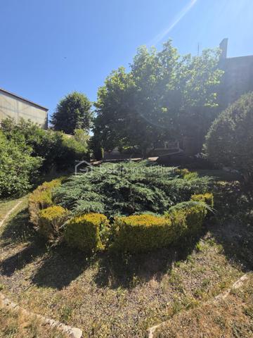 En Exclusivité!
Édifiée sur une belle parcelle de 588 m², cette maison des années 1960 déploie une généreuse surface habitable de 156 m². Elle se distingue par ses volumes optimisés, sa belle hauteur sous plafond ainsi qu'une luminosité remarquable. Un bien sain et parfaitement entretenu, idéal pour une famille.
Composition du bien :
Au rez-de-jardin :
Espace de vie : Une magnifique et vaste pièce de vie lumineuse de 55 m². Le grand salon-séjour accueille une cuisine semi-ouverte, créant un espace convivial et traversant. Cette pièce s'ouvre directement sur une agréable terrasse, parfaite pour les beaux jours, donnant elle-même sur un grand jardin plat de 584 m².
Espace nuit & bureau : Une belle chambre parentale de 15 m², une salle d'eau spacieuse, un WC indépendant ainsi qu'un bureau idéal pour le télétravail.
À l’étage :
L'espace nuit supérieur comprend 3 chambres confortables, dont une suite majeure de 20 m².
Une salle de bain fonctionnelle équipée d'une baignoire et un second WC indépendant complètent ce niveau, ainsi qu'un second espace bureau ou dressing.
Au sous-sol :
Une cave volumineuse, saine, offrant un bel espace de stockage ou de conservation.
Atouts techniques & Prestations :
Gros œuvre : Structure  saine avec une toiture en très bon état général.
Menuiseries : Fenêtres en PVC équipées de double vitrage pour un meilleur confort thermique et acoustique.
Système de chauffage : Fioul.
Environnement et potentiel :
Bien que la maison soit parfaitement propre et habitable immédiatement, des travaux de rafraîchissement et de remise au goût du jour sont à prévoir pour exploiter tout son potentiel.
La maison se situe rue du Canal, à proximité immédiate de la minoterie. Cette situation géographique spécifique justifie un prix de vente particulièrement compétitif, tout en laissant une marge de négociation raisonnable pour les futurs acquéreurs.
Une opportunité rare sur le secteur pour les amoureux de volumes et de grands jardins !