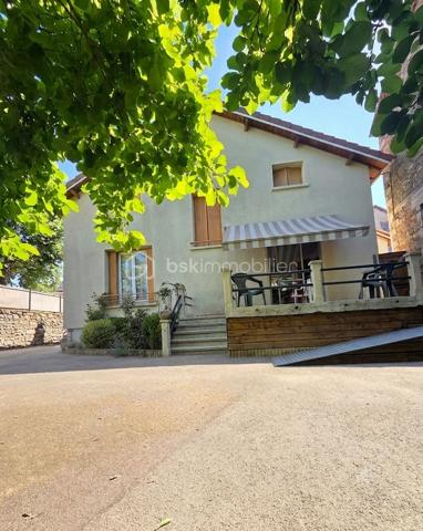 En Exclusivité!
Édifiée sur une belle parcelle de 588 m², cette maison des années 1960 déploie une généreuse surface habitable de 156 m². Elle se distingue par ses volumes optimisés, sa belle hauteur sous plafond ainsi qu'une luminosité remarquable. Un bien sain et parfaitement entretenu, idéal pour une famille.
Composition du bien :
Au rez-de-jardin :
Espace de vie : Une magnifique et vaste pièce de vie lumineuse de 55 m². Le grand salon-séjour accueille une cuisine semi-ouverte, créant un espace convivial et traversant. Cette pièce s'ouvre directement sur une agréable terrasse, parfaite pour les beaux jours, donnant elle-même sur un grand jardin plat de 584 m².
Espace nuit & bureau : Une belle chambre parentale de 15 m², une salle d'eau spacieuse, un WC indépendant ainsi qu'un bureau idéal pour le télétravail.
À l’étage :
L'espace nuit supérieur comprend 3 chambres confortables, dont une suite majeure de 20 m².
Une salle de bain fonctionnelle équipée d'une baignoire et un second WC indépendant complètent ce niveau, ainsi qu'un second espace bureau ou dressing.
Au sous-sol :
Une cave volumineuse, saine, offrant un bel espace de stockage ou de conservation.
Atouts techniques & Prestations :
Gros œuvre : Structure  saine avec une toiture en très bon état général.
Menuiseries : Fenêtres en PVC équipées de double vitrage pour un meilleur confort thermique et acoustique.
Système de chauffage : Fioul.
Environnement et potentiel :
Bien que la maison soit parfaitement propre et habitable immédiatement, des travaux de rafraîchissement et de remise au goût du jour sont à prévoir pour exploiter tout son potentiel.
La maison se situe rue du Canal, à proximité immédiate de la minoterie. Cette situation géographique spécifique justifie un prix de vente particulièrement compétitif, tout en laissant une marge de négociation raisonnable pour les futurs acquéreurs.
Une opportunité rare sur le secteur pour les amoureux de volumes et de grands jardins !