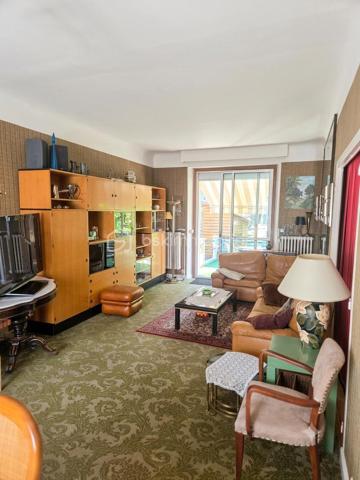 En Exclusivité!
Édifiée sur une belle parcelle de 588 m², cette maison des années 1960 déploie une généreuse surface habitable de 156 m². Elle se distingue par ses volumes optimisés, sa belle hauteur sous plafond ainsi qu'une luminosité remarquable. Un bien sain et parfaitement entretenu, idéal pour une famille.
Composition du bien :
Au rez-de-jardin :
Espace de vie : Une magnifique et vaste pièce de vie lumineuse de 55 m². Le grand salon-séjour accueille une cuisine semi-ouverte, créant un espace convivial et traversant. Cette pièce s'ouvre directement sur une agréable terrasse, parfaite pour les beaux jours, donnant elle-même sur un grand jardin plat de 584 m².
Espace nuit & bureau : Une belle chambre parentale de 15 m², une salle d'eau spacieuse, un WC indépendant ainsi qu'un bureau idéal pour le télétravail.
À l’étage :
L'espace nuit supérieur comprend 3 chambres confortables, dont une suite majeure de 20 m².
Une salle de bain fonctionnelle équipée d'une baignoire et un second WC indépendant complètent ce niveau, ainsi qu'un second espace bureau ou dressing.
Au sous-sol :
Une cave volumineuse, saine, offrant un bel espace de stockage ou de conservation.
Atouts techniques & Prestations :
Gros œuvre : Structure  saine avec une toiture en très bon état général.
Menuiseries : Fenêtres en PVC équipées de double vitrage pour un meilleur confort thermique et acoustique.
Système de chauffage : Fioul.
Environnement et potentiel :
Bien que la maison soit parfaitement propre et habitable immédiatement, des travaux de rafraîchissement et de remise au goût du jour sont à prévoir pour exploiter tout son potentiel.
La maison se situe rue du Canal, à proximité immédiate de la minoterie. Cette situation géographique spécifique justifie un prix de vente particulièrement compétitif, tout en laissant une marge de négociation raisonnable pour les futurs acquéreurs.
Une opportunité rare sur le secteur pour les amoureux de volumes et de grands jardins !