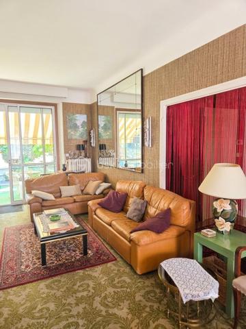En Exclusivité!
Édifiée sur une belle parcelle de 588 m², cette maison des années 1960 déploie une généreuse surface habitable de 156 m². Elle se distingue par ses volumes optimisés, sa belle hauteur sous plafond ainsi qu'une luminosité remarquable. Un bien sain et parfaitement entretenu, idéal pour une famille.
Composition du bien :
Au rez-de-jardin :
Espace de vie : Une magnifique et vaste pièce de vie lumineuse de 55 m². Le grand salon-séjour accueille une cuisine semi-ouverte, créant un espace convivial et traversant. Cette pièce s'ouvre directement sur une agréable terrasse, parfaite pour les beaux jours, donnant elle-même sur un grand jardin plat de 584 m².
Espace nuit & bureau : Une belle chambre parentale de 15 m², une salle d'eau spacieuse, un WC indépendant ainsi qu'un bureau idéal pour le télétravail.
À l’étage :
L'espace nuit supérieur comprend 3 chambres confortables, dont une suite majeure de 20 m².
Une salle de bain fonctionnelle équipée d'une baignoire et un second WC indépendant complètent ce niveau, ainsi qu'un second espace bureau ou dressing.
Au sous-sol :
Une cave volumineuse, saine, offrant un bel espace de stockage ou de conservation.
Atouts techniques & Prestations :
Gros œuvre : Structure  saine avec une toiture en très bon état général.
Menuiseries : Fenêtres en PVC équipées de double vitrage pour un meilleur confort thermique et acoustique.
Système de chauffage : Fioul.
Environnement et potentiel :
Bien que la maison soit parfaitement propre et habitable immédiatement, des travaux de rafraîchissement et de remise au goût du jour sont à prévoir pour exploiter tout son potentiel.
La maison se situe rue du Canal, à proximité immédiate de la minoterie. Cette situation géographique spécifique justifie un prix de vente particulièrement compétitif, tout en laissant une marge de négociation raisonnable pour les futurs acquéreurs.
Une opportunité rare sur le secteur pour les amoureux de volumes et de grands jardins !
