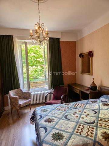 En Exclusivité!
Édifiée sur une belle parcelle de 588 m², cette maison des années 1960 déploie une généreuse surface habitable de 156 m². Elle se distingue par ses volumes optimisés, sa belle hauteur sous plafond ainsi qu'une luminosité remarquable. Un bien sain et parfaitement entretenu, idéal pour une famille.
Composition du bien :
Au rez-de-jardin :
Espace de vie : Une magnifique et vaste pièce de vie lumineuse de 55 m². Le grand salon-séjour accueille une cuisine semi-ouverte, créant un espace convivial et traversant. Cette pièce s'ouvre directement sur une agréable terrasse, parfaite pour les beaux jours, donnant elle-même sur un grand jardin plat de 584 m².
Espace nuit & bureau : Une belle chambre parentale de 15 m², une salle d'eau spacieuse, un WC indépendant ainsi qu'un bureau idéal pour le télétravail.
À l’étage :
L'espace nuit supérieur comprend 3 chambres confortables, dont une suite majeure de 20 m².
Une salle de bain fonctionnelle équipée d'une baignoire et un second WC indépendant complètent ce niveau, ainsi qu'un second espace bureau ou dressing.
Au sous-sol :
Une cave volumineuse, saine, offrant un bel espace de stockage ou de conservation.
Atouts techniques & Prestations :
Gros œuvre : Structure  saine avec une toiture en très bon état général.
Menuiseries : Fenêtres en PVC équipées de double vitrage pour un meilleur confort thermique et acoustique.
Système de chauffage : Fioul.
Environnement et potentiel :
Bien que la maison soit parfaitement propre et habitable immédiatement, des travaux de rafraîchissement et de remise au goût du jour sont à prévoir pour exploiter tout son potentiel.
La maison se situe rue du Canal, à proximité immédiate de la minoterie. Cette situation géographique spécifique justifie un prix de vente particulièrement compétitif, tout en laissant une marge de négociation raisonnable pour les futurs acquéreurs.
Une opportunité rare sur le secteur pour les amoureux de volumes et de grands jardins !