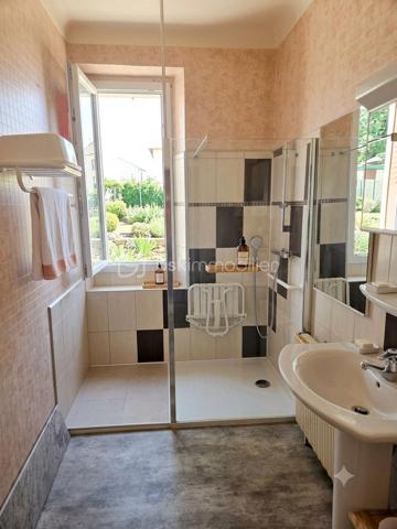 En Exclusivité!
Édifiée sur une belle parcelle de 588 m², cette maison des années 1960 déploie une généreuse surface habitable de 156 m². Elle se distingue par ses volumes optimisés, sa belle hauteur sous plafond ainsi qu'une luminosité remarquable. Un bien sain et parfaitement entretenu, idéal pour une famille.
Composition du bien :
Au rez-de-jardin :
Espace de vie : Une magnifique et vaste pièce de vie lumineuse de 55 m². Le grand salon-séjour accueille une cuisine semi-ouverte, créant un espace convivial et traversant. Cette pièce s'ouvre directement sur une agréable terrasse, parfaite pour les beaux jours, donnant elle-même sur un grand jardin plat de 584 m².
Espace nuit & bureau : Une belle chambre parentale de 15 m², une salle d'eau spacieuse, un WC indépendant ainsi qu'un bureau idéal pour le télétravail.
À l’étage :
L'espace nuit supérieur comprend 3 chambres confortables, dont une suite majeure de 20 m².
Une salle de bain fonctionnelle équipée d'une baignoire et un second WC indépendant complètent ce niveau, ainsi qu'un second espace bureau ou dressing.
Au sous-sol :
Une cave volumineuse, saine, offrant un bel espace de stockage ou de conservation.
Atouts techniques & Prestations :
Gros œuvre : Structure  saine avec une toiture en très bon état général.
Menuiseries : Fenêtres en PVC équipées de double vitrage pour un meilleur confort thermique et acoustique.
Système de chauffage : Fioul.
Environnement et potentiel :
Bien que la maison soit parfaitement propre et habitable immédiatement, des travaux de rafraîchissement et de remise au goût du jour sont à prévoir pour exploiter tout son potentiel.
La maison se situe rue du Canal, à proximité immédiate de la minoterie. Cette situation géographique spécifique justifie un prix de vente particulièrement compétitif, tout en laissant une marge de négociation raisonnable pour les futurs acquéreurs.
Une opportunité rare sur le secteur pour les amoureux de volumes et de grands jardins !