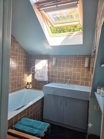 En Exclusivité!
Édifiée sur une belle parcelle de 588 m², cette maison des années 1960 déploie une généreuse surface habitable de 156 m². Elle se distingue par ses volumes optimisés, sa belle hauteur sous plafond ainsi qu'une luminosité remarquable. Un bien sain et parfaitement entretenu, idéal pour une famille.
Composition du bien :
Au rez-de-jardin :
Espace de vie : Une magnifique et vaste pièce de vie lumineuse de 55 m². Le grand salon-séjour accueille une cuisine semi-ouverte, créant un espace convivial et traversant. Cette pièce s'ouvre directement sur une agréable terrasse, parfaite pour les beaux jours, donnant elle-même sur un grand jardin plat de 584 m².
Espace nuit & bureau : Une belle chambre parentale de 15 m², une salle d'eau spacieuse, un WC indépendant ainsi qu'un bureau idéal pour le télétravail.
À l’étage :
L'espace nuit supérieur comprend 3 chambres confortables, dont une suite majeure de 20 m².
Une salle de bain fonctionnelle équipée d'une baignoire et un second WC indépendant complètent ce niveau, ainsi qu'un second espace bureau ou dressing.
Au sous-sol :
Une cave volumineuse, saine, offrant un bel espace de stockage ou de conservation.
Atouts techniques & Prestations :
Gros œuvre : Structure  saine avec une toiture en très bon état général.
Menuiseries : Fenêtres en PVC équipées de double vitrage pour un meilleur confort thermique et acoustique.
Système de chauffage : Fioul.
Environnement et potentiel :
Bien que la maison soit parfaitement propre et habitable immédiatement, des travaux de rafraîchissement et de remise au goût du jour sont à prévoir pour exploiter tout son potentiel.
La maison se situe rue du Canal, à proximité immédiate de la minoterie. Cette situation géographique spécifique justifie un prix de vente particulièrement compétitif, tout en laissant une marge de négociation raisonnable pour les futurs acquéreurs.
Une opportunité rare sur le secteur pour les amoureux de volumes et de grands jardins !