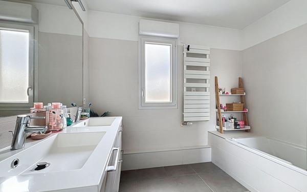 Appartement à vendre    3 pièces • 65 m2 Suresnes