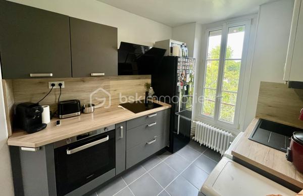 Situé au calme, dans un secteur ultra résidentiel et au sein d'une petite copropriété à taille humaine, ce T3 traversant de 44,34 m² vous séduira immédiatement par son équilibre rare entre confort moderne, faibles charges et espaces extérieurs privatifs.
Dès l'entrée, vous découvrez un intérieur chaleureux et parfaitement entretenu :
✅ Séjour lumineux exposé Est/Ouest
✅ Cuisine récente aménagée et équipée
✅ 2 Chambres, dont une avec vue dégagée sur la verdure
✅ Double vitrage sur l'ensemble du logement
✅ Chaudière récente
✅ Parquet flottant contemporain
✅ DPE D, gage d'une consommation maîtrisée
Mais ce qui rend ce bien véritablement unique, c'est tout ce qui l'accompagne...
🌿 Un jardin privatif au calme, véritable cocon de verdure à l'abri des regards pour vos repas d'été, moments de détente ou barbecue entre amis.
📦 Un grenier privatif pour le stockage.
🛠️ Une double cave bétonnée, idéale pour les bricoleurs, amateurs de vin ou simplement pour bénéficier d'un vaste espace.
💶 Charges maîtrisées : seulement 110 €/mois.
📍 Une adresse particulièrement recherchée:
Emplacement privilégié à Melun 
🚶 Centre-ville accessible à pied
🚉 Gare de Melun accessible en 6 min à pied (Paris Gare de Lyon DIRECT 25 minutes)
🛍️ Commerces, boulangeries, centres sportifs et services à proximité immédiate
🎓 Écoles, collèges et lycées facilement accessibles
🌳 Proximité des bords de Seine et des espaces verts
Un secteur apprécié aussi bien par les primo-accédants que par les investisseurs recherchant un bien de qualité dans un environnement résidentiel.
**Ne tardez pas, il risquerai de vous passer sous le nez...**
