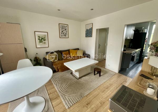 Situé au calme, dans un secteur ultra résidentiel et au sein d'une petite copropriété à taille humaine, ce T3 traversant de 44,34 m² vous séduira immédiatement par son équilibre rare entre confort moderne, faibles charges et espaces extérieurs privatifs.
Dès l'entrée, vous découvrez un intérieur chaleureux et parfaitement entretenu :
✅ Séjour lumineux exposé Est/Ouest
✅ Cuisine récente aménagée et équipée
✅ 2 Chambres, dont une avec vue dégagée sur la verdure
✅ Double vitrage sur l'ensemble du logement
✅ Chaudière récente
✅ Parquet flottant contemporain
✅ DPE D, gage d'une consommation maîtrisée
Mais ce qui rend ce bien véritablement unique, c'est tout ce qui l'accompagne...
🌿 Un jardin privatif au calme, véritable cocon de verdure à l'abri des regards pour vos repas d'été, moments de détente ou barbecue entre amis.
📦 Un grenier privatif pour le stockage.
🛠️ Une double cave bétonnée, idéale pour les bricoleurs, amateurs de vin ou simplement pour bénéficier d'un vaste espace.
💶 Charges maîtrisées : seulement 110 €/mois.
📍 Une adresse particulièrement recherchée:
Emplacement privilégié à Melun 
🚶 Centre-ville accessible à pied
🚉 Gare de Melun accessible en 6 min à pied (Paris Gare de Lyon DIRECT 25 minutes)
🛍️ Commerces, boulangeries, centres sportifs et services à proximité immédiate
🎓 Écoles, collèges et lycées facilement accessibles
🌳 Proximité des bords de Seine et des espaces verts
Un secteur apprécié aussi bien par les primo-accédants que par les investisseurs recherchant un bien de qualité dans un environnement résidentiel.
**Ne tardez pas, il risquerai de vous passer sous le nez...**