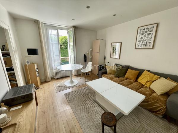 Situé au calme, dans un secteur ultra résidentiel et au sein d'une petite copropriété à taille humaine, ce T3 traversant de 44,34 m² vous séduira immédiatement par son équilibre rare entre confort moderne, faibles charges et espaces extérieurs privatifs.
Dès l'entrée, vous découvrez un intérieur chaleureux et parfaitement entretenu :
✅ Séjour lumineux exposé Est/Ouest
✅ Cuisine récente aménagée et équipée
✅ 2 Chambres, dont une avec vue dégagée sur la verdure
✅ Double vitrage sur l'ensemble du logement
✅ Chaudière récente
✅ Parquet flottant contemporain
✅ DPE D, gage d'une consommation maîtrisée
Mais ce qui rend ce bien véritablement unique, c'est tout ce qui l'accompagne...
🌿 Un jardin privatif au calme, véritable cocon de verdure à l'abri des regards pour vos repas d'été, moments de détente ou barbecue entre amis.
📦 Un grenier privatif pour le stockage.
🛠️ Une double cave bétonnée, idéale pour les bricoleurs, amateurs de vin ou simplement pour bénéficier d'un vaste espace.
💶 Charges maîtrisées : seulement 110 €/mois.
📍 Une adresse particulièrement recherchée:
Emplacement privilégié à Melun 
🚶 Centre-ville accessible à pied
🚉 Gare de Melun accessible en 6 min à pied (Paris Gare de Lyon DIRECT 25 minutes)
🛍️ Commerces, boulangeries, centres sportifs et services à proximité immédiate
🎓 Écoles, collèges et lycées facilement accessibles
🌳 Proximité des bords de Seine et des espaces verts
Un secteur apprécié aussi bien par les primo-accédants que par les investisseurs recherchant un bien de qualité dans un environnement résidentiel.
**Ne tardez pas, il risquerai de vous passer sous le nez...**