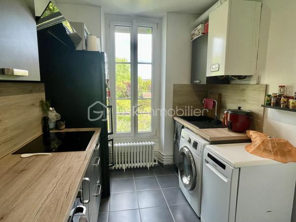 Situé au calme, dans un secteur ultra résidentiel et au sein d'une petite copropriété à taille humaine, ce T3 traversant de 44,34 m² vous séduira immédiatement par son équilibre rare entre confort moderne, faibles charges et espaces extérieurs privatifs.
Dès l'entrée, vous découvrez un intérieur chaleureux et parfaitement entretenu :
✅ Séjour lumineux exposé Est/Ouest
✅ Cuisine récente aménagée et équipée
✅ 2 Chambres, dont une avec vue dégagée sur la verdure
✅ Double vitrage sur l'ensemble du logement
✅ Chaudière récente
✅ Parquet flottant contemporain
✅ DPE D, gage d'une consommation maîtrisée
Mais ce qui rend ce bien véritablement unique, c'est tout ce qui l'accompagne...
🌿 Un jardin privatif au calme, véritable cocon de verdure à l'abri des regards pour vos repas d'été, moments de détente ou barbecue entre amis.
📦 Un grenier privatif pour le stockage.
🛠️ Une double cave bétonnée, idéale pour les bricoleurs, amateurs de vin ou simplement pour bénéficier d'un vaste espace.
💶 Charges maîtrisées : seulement 110 €/mois.
📍 Une adresse particulièrement recherchée:
Emplacement privilégié à Melun 
🚶 Centre-ville accessible à pied
🚉 Gare de Melun accessible en 6 min à pied (Paris Gare de Lyon DIRECT 25 minutes)
🛍️ Commerces, boulangeries, centres sportifs et services à proximité immédiate
🎓 Écoles, collèges et lycées facilement accessibles
🌳 Proximité des bords de Seine et des espaces verts
Un secteur apprécié aussi bien par les primo-accédants que par les investisseurs recherchant un bien de qualité dans un environnement résidentiel.
**Ne tardez pas, il risquerai de vous passer sous le nez...**