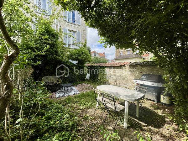 Situé au calme, dans un secteur ultra résidentiel et au sein d'une petite copropriété à taille humaine, ce T3 traversant de 44,34 m² vous séduira immédiatement par son équilibre rare entre confort moderne, faibles charges et espaces extérieurs privatifs.
Dès l'entrée, vous découvrez un intérieur chaleureux et parfaitement entretenu :
✅ Séjour lumineux exposé Est/Ouest
✅ Cuisine récente aménagée et équipée
✅ 2 Chambres, dont une avec vue dégagée sur la verdure
✅ Double vitrage sur l'ensemble du logement
✅ Chaudière récente
✅ Parquet flottant contemporain
✅ DPE D, gage d'une consommation maîtrisée
Mais ce qui rend ce bien véritablement unique, c'est tout ce qui l'accompagne...
🌿 Un jardin privatif au calme, véritable cocon de verdure à l'abri des regards pour vos repas d'été, moments de détente ou barbecue entre amis.
📦 Un grenier privatif pour le stockage.
🛠️ Une double cave bétonnée, idéale pour les bricoleurs, amateurs de vin ou simplement pour bénéficier d'un vaste espace.
💶 Charges maîtrisées : seulement 110 €/mois.
📍 Une adresse particulièrement recherchée:
Emplacement privilégié à Melun 
🚶 Centre-ville accessible à pied
🚉 Gare de Melun accessible en 6 min à pied (Paris Gare de Lyon DIRECT 25 minutes)
🛍️ Commerces, boulangeries, centres sportifs et services à proximité immédiate
🎓 Écoles, collèges et lycées facilement accessibles
🌳 Proximité des bords de Seine et des espaces verts
Un secteur apprécié aussi bien par les primo-accédants que par les investisseurs recherchant un bien de qualité dans un environnement résidentiel.
**Ne tardez pas, il risquerai de vous passer sous le nez...**