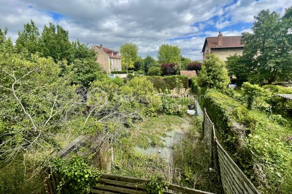 Situé au calme, dans un secteur ultra résidentiel et au sein d'une petite copropriété à taille humaine, ce T3 traversant de 44,34 m² vous séduira immédiatement par son équilibre rare entre confort moderne, faibles charges et espaces extérieurs privatifs.
Dès l'entrée, vous découvrez un intérieur chaleureux et parfaitement entretenu :
✅ Séjour lumineux exposé Est/Ouest
✅ Cuisine récente aménagée et équipée
✅ 2 Chambres, dont une avec vue dégagée sur la verdure
✅ Double vitrage sur l'ensemble du logement
✅ Chaudière récente
✅ Parquet flottant contemporain
✅ DPE D, gage d'une consommation maîtrisée
Mais ce qui rend ce bien véritablement unique, c'est tout ce qui l'accompagne...
🌿 Un jardin privatif au calme, véritable cocon de verdure à l'abri des regards pour vos repas d'été, moments de détente ou barbecue entre amis.
📦 Un grenier privatif pour le stockage.
🛠️ Une double cave bétonnée, idéale pour les bricoleurs, amateurs de vin ou simplement pour bénéficier d'un vaste espace.
💶 Charges maîtrisées : seulement 110 €/mois.
📍 Une adresse particulièrement recherchée:
Emplacement privilégié à Melun 
🚶 Centre-ville accessible à pied
🚉 Gare de Melun accessible en 6 min à pied (Paris Gare de Lyon DIRECT 25 minutes)
🛍️ Commerces, boulangeries, centres sportifs et services à proximité immédiate
🎓 Écoles, collèges et lycées facilement accessibles
🌳 Proximité des bords de Seine et des espaces verts
Un secteur apprécié aussi bien par les primo-accédants que par les investisseurs recherchant un bien de qualité dans un environnement résidentiel.
**Ne tardez pas, il risquerai de vous passer sous le nez...**