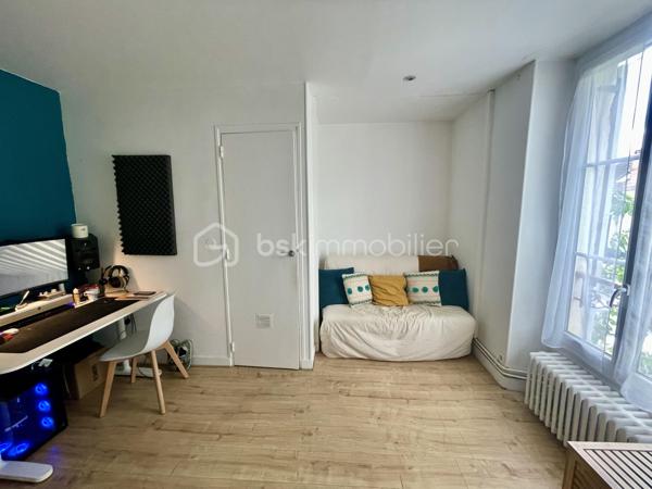 Situé au calme, dans un secteur ultra résidentiel et au sein d'une petite copropriété à taille humaine, ce T3 traversant de 44,34 m² vous séduira immédiatement par son équilibre rare entre confort moderne, faibles charges et espaces extérieurs privatifs.
Dès l'entrée, vous découvrez un intérieur chaleureux et parfaitement entretenu :
✅ Séjour lumineux exposé Est/Ouest
✅ Cuisine récente aménagée et équipée
✅ 2 Chambres, dont une avec vue dégagée sur la verdure
✅ Double vitrage sur l'ensemble du logement
✅ Chaudière récente
✅ Parquet flottant contemporain
✅ DPE D, gage d'une consommation maîtrisée
Mais ce qui rend ce bien véritablement unique, c'est tout ce qui l'accompagne...
🌿 Un jardin privatif au calme, véritable cocon de verdure à l'abri des regards pour vos repas d'été, moments de détente ou barbecue entre amis.
📦 Un grenier privatif pour le stockage.
🛠️ Une double cave bétonnée, idéale pour les bricoleurs, amateurs de vin ou simplement pour bénéficier d'un vaste espace.
💶 Charges maîtrisées : seulement 110 €/mois.
📍 Une adresse particulièrement recherchée:
Emplacement privilégié à Melun 
🚶 Centre-ville accessible à pied
🚉 Gare de Melun accessible en 6 min à pied (Paris Gare de Lyon DIRECT 25 minutes)
🛍️ Commerces, boulangeries, centres sportifs et services à proximité immédiate
🎓 Écoles, collèges et lycées facilement accessibles
🌳 Proximité des bords de Seine et des espaces verts
Un secteur apprécié aussi bien par les primo-accédants que par les investisseurs recherchant un bien de qualité dans un environnement résidentiel.
**Ne tardez pas, il risquerai de vous passer sous le nez...**