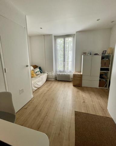Situé au calme, dans un secteur ultra résidentiel et au sein d'une petite copropriété à taille humaine, ce T3 traversant de 44,34 m² vous séduira immédiatement par son équilibre rare entre confort moderne, faibles charges et espaces extérieurs privatifs.
Dès l'entrée, vous découvrez un intérieur chaleureux et parfaitement entretenu :
✅ Séjour lumineux exposé Est/Ouest
✅ Cuisine récente aménagée et équipée
✅ 2 Chambres, dont une avec vue dégagée sur la verdure
✅ Double vitrage sur l'ensemble du logement
✅ Chaudière récente
✅ Parquet flottant contemporain
✅ DPE D, gage d'une consommation maîtrisée
Mais ce qui rend ce bien véritablement unique, c'est tout ce qui l'accompagne...
🌿 Un jardin privatif au calme, véritable cocon de verdure à l'abri des regards pour vos repas d'été, moments de détente ou barbecue entre amis.
📦 Un grenier privatif pour le stockage.
🛠️ Une double cave bétonnée, idéale pour les bricoleurs, amateurs de vin ou simplement pour bénéficier d'un vaste espace.
💶 Charges maîtrisées : seulement 110 €/mois.
📍 Une adresse particulièrement recherchée:
Emplacement privilégié à Melun 
🚶 Centre-ville accessible à pied
🚉 Gare de Melun accessible en 6 min à pied (Paris Gare de Lyon DIRECT 25 minutes)
🛍️ Commerces, boulangeries, centres sportifs et services à proximité immédiate
🎓 Écoles, collèges et lycées facilement accessibles
🌳 Proximité des bords de Seine et des espaces verts
Un secteur apprécié aussi bien par les primo-accédants que par les investisseurs recherchant un bien de qualité dans un environnement résidentiel.
**Ne tardez pas, il risquerai de vous passer sous le nez...**