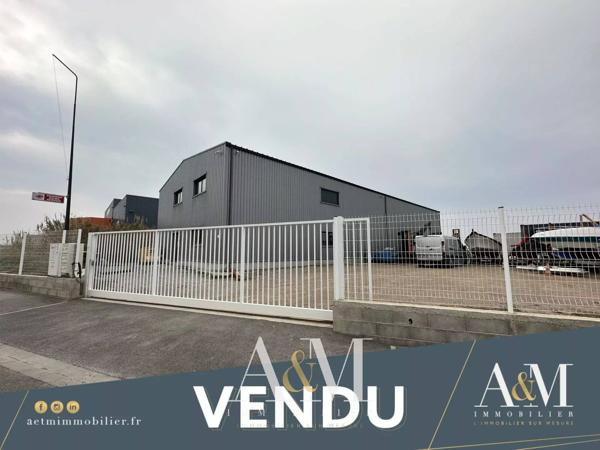 Entrepot de 520 m² sur 3099 m² en première ligne.