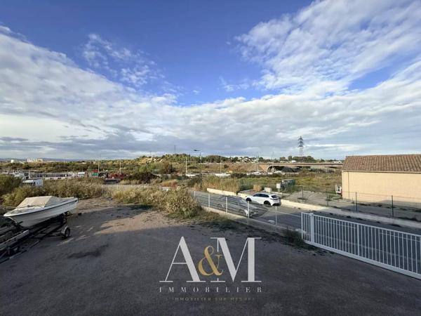 Entrepot de 520 m² sur 3099 m² en première ligne.