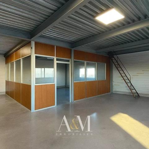 Entrepot de 520 m² sur 3099 m² en première ligne.