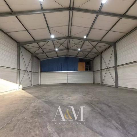 Entrepot de 520 m² sur 3099 m² en première ligne.
