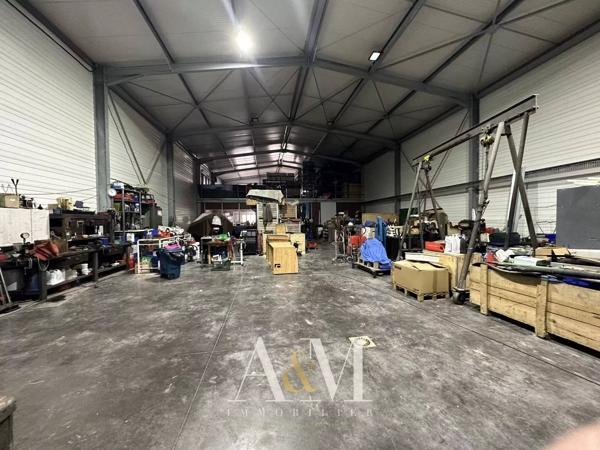 Entrepot de 520 m² sur 3099 m² en première ligne.