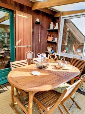 EN EXCLUSIVITÉ – Maison en bois avec jardin dans le bourg de Vaulandry