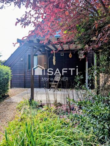 EN EXCLUSIVITÉ – Maison en bois avec jardin dans le bourg de Vaulandry