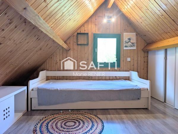 EN EXCLUSIVITÉ – Maison en bois avec jardin dans le bourg de Vaulandry