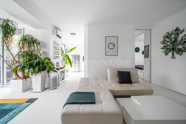 Dans une ancienne imprimerie réhabilitée en lofts contemporains, venez découvrir cet appartement de 93 m2 avec un extérieur de 18 m2, pensé pour les amateurs d’espaces atypiques.

Dès l’entrée, un espace bureau agrémenté de nombreux rangements sur mesure donne le ton et dessert une grande pièce de vie. Le séjour s’ouvre sur une cuisine américaine entièrement aménagée et équipée, formant un ensemble convivial et particulièrement agréable à vivre. La climatisation vient compléter le confort de cet espace.

Côté nuit, l’appartement dispose de deux chambres avec placards intégrés, ainsi que d’une salle de bains, d’une salle d’eau et de WC séparés. Une buanderie apporte également un espace de rangement et de service appréciable au quotidien.

L’un des véritables atouts du bien réside dans son extérieur privatif. Accessible directement depuis les pièces de vie grâce aux larges ouvertures, cette terrasse bénéficie d’un environnement particulièrement préservé et sans vis-à-vis. Un espace rare en ville, idéal pour profiter des beaux jours en toute tranquillité.

L’ensemble séduit par ses lignes épurées et son parti pris décoratif autour du blanc, qui accentue la sensation de volume et donne à l’appartement une identité très personnelle.

Cet appartement bénéficie d’une excellente desserte avec le RER B et la ligne 4 du métro accessibles à pied, permettant de rejoindre facilement Paris.

Ses atouts :
Un appartement en parfait état, prêt à vivre
Le confort de la climatisation en toute saison
Une terrasse privative de 18 m², véritable prolongement des espaces de vie
Une place de parking équipée d’une borne de recharge électrique
Une copropriété jeune, à l’ambiance conviviale et agréable