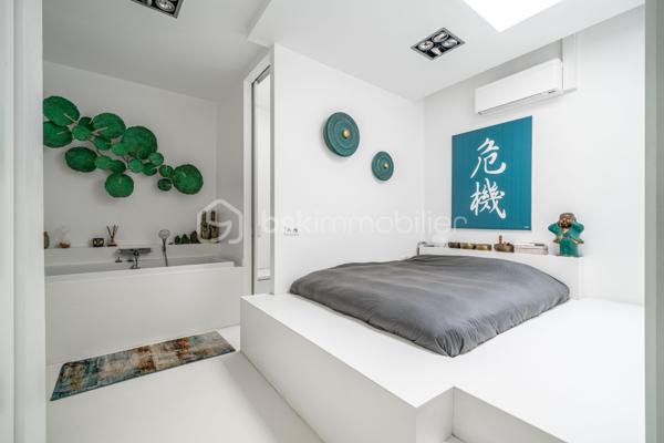Dans une ancienne imprimerie réhabilitée en lofts contemporains, venez découvrir cet appartement de 93 m2 avec un extérieur de 18 m2, pensé pour les amateurs d’espaces atypiques.

Dès l’entrée, un espace bureau agrémenté de nombreux rangements sur mesure donne le ton et dessert une grande pièce de vie. Le séjour s’ouvre sur une cuisine américaine entièrement aménagée et équipée, formant un ensemble convivial et particulièrement agréable à vivre. La climatisation vient compléter le confort de cet espace.

Côté nuit, l’appartement dispose de deux chambres avec placards intégrés, ainsi que d’une salle de bains, d’une salle d’eau et de WC séparés. Une buanderie apporte également un espace de rangement et de service appréciable au quotidien.

L’un des véritables atouts du bien réside dans son extérieur privatif. Accessible directement depuis les pièces de vie grâce aux larges ouvertures, cette terrasse bénéficie d’un environnement particulièrement préservé et sans vis-à-vis. Un espace rare en ville, idéal pour profiter des beaux jours en toute tranquillité.

L’ensemble séduit par ses lignes épurées et son parti pris décoratif autour du blanc, qui accentue la sensation de volume et donne à l’appartement une identité très personnelle.

Cet appartement bénéficie d’une excellente desserte avec le RER B et la ligne 4 du métro accessibles à pied, permettant de rejoindre facilement Paris.

Ses atouts :
Un appartement en parfait état, prêt à vivre
Le confort de la climatisation en toute saison
Une terrasse privative de 18 m², véritable prolongement des espaces de vie
Une place de parking équipée d’une borne de recharge électrique
Une copropriété jeune, à l’ambiance conviviale et agréable