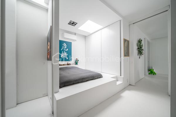 Dans une ancienne imprimerie réhabilitée en lofts contemporains, venez découvrir cet appartement de 93 m2 avec un extérieur de 18 m2, pensé pour les amateurs d’espaces atypiques.

Dès l’entrée, un espace bureau agrémenté de nombreux rangements sur mesure donne le ton et dessert une grande pièce de vie. Le séjour s’ouvre sur une cuisine américaine entièrement aménagée et équipée, formant un ensemble convivial et particulièrement agréable à vivre. La climatisation vient compléter le confort de cet espace.

Côté nuit, l’appartement dispose de deux chambres avec placards intégrés, ainsi que d’une salle de bains, d’une salle d’eau et de WC séparés. Une buanderie apporte également un espace de rangement et de service appréciable au quotidien.

L’un des véritables atouts du bien réside dans son extérieur privatif. Accessible directement depuis les pièces de vie grâce aux larges ouvertures, cette terrasse bénéficie d’un environnement particulièrement préservé et sans vis-à-vis. Un espace rare en ville, idéal pour profiter des beaux jours en toute tranquillité.

L’ensemble séduit par ses lignes épurées et son parti pris décoratif autour du blanc, qui accentue la sensation de volume et donne à l’appartement une identité très personnelle.

Cet appartement bénéficie d’une excellente desserte avec le RER B et la ligne 4 du métro accessibles à pied, permettant de rejoindre facilement Paris.

Ses atouts :
Un appartement en parfait état, prêt à vivre
Le confort de la climatisation en toute saison
Une terrasse privative de 18 m², véritable prolongement des espaces de vie
Une place de parking équipée d’une borne de recharge électrique
Une copropriété jeune, à l’ambiance conviviale et agréable