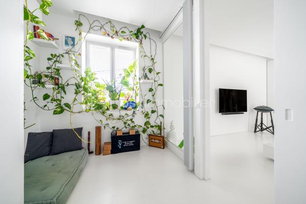 Dans une ancienne imprimerie réhabilitée en lofts contemporains, venez découvrir cet appartement de 93 m2 avec un extérieur de 18 m2, pensé pour les amateurs d’espaces atypiques.

Dès l’entrée, un espace bureau agrémenté de nombreux rangements sur mesure donne le ton et dessert une grande pièce de vie. Le séjour s’ouvre sur une cuisine américaine entièrement aménagée et équipée, formant un ensemble convivial et particulièrement agréable à vivre. La climatisation vient compléter le confort de cet espace.

Côté nuit, l’appartement dispose de deux chambres avec placards intégrés, ainsi que d’une salle de bains, d’une salle d’eau et de WC séparés. Une buanderie apporte également un espace de rangement et de service appréciable au quotidien.

L’un des véritables atouts du bien réside dans son extérieur privatif. Accessible directement depuis les pièces de vie grâce aux larges ouvertures, cette terrasse bénéficie d’un environnement particulièrement préservé et sans vis-à-vis. Un espace rare en ville, idéal pour profiter des beaux jours en toute tranquillité.

L’ensemble séduit par ses lignes épurées et son parti pris décoratif autour du blanc, qui accentue la sensation de volume et donne à l’appartement une identité très personnelle.

Cet appartement bénéficie d’une excellente desserte avec le RER B et la ligne 4 du métro accessibles à pied, permettant de rejoindre facilement Paris.

Ses atouts :
Un appartement en parfait état, prêt à vivre
Le confort de la climatisation en toute saison
Une terrasse privative de 18 m², véritable prolongement des espaces de vie
Une place de parking équipée d’une borne de recharge électrique
Une copropriété jeune, à l’ambiance conviviale et agréable
